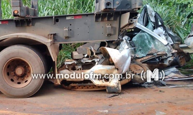 Engavetamento entre veículos deixa adolescente de 14 anos morto e duas pessoas feridas na MG-230