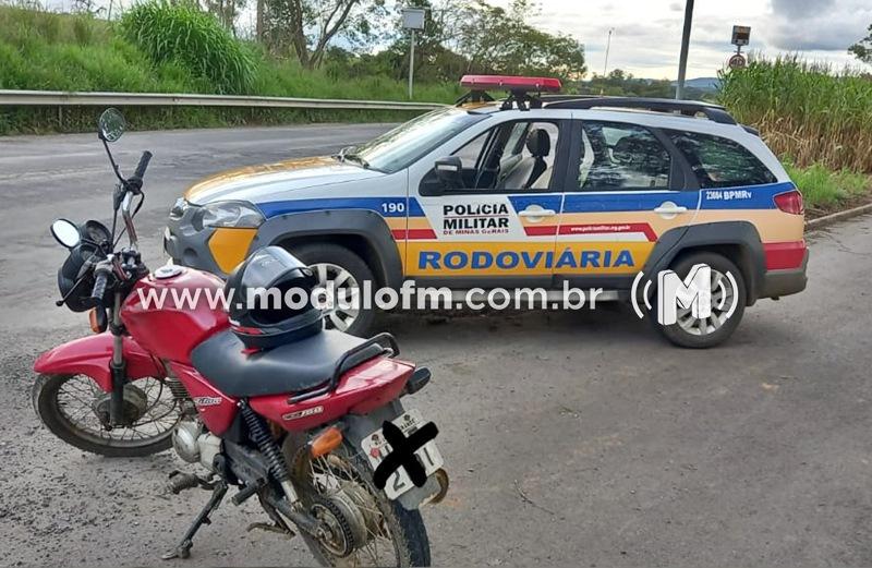 Homem é preso após ser abordado na MG-230 pilotando moto furtada em Lagoa Grande