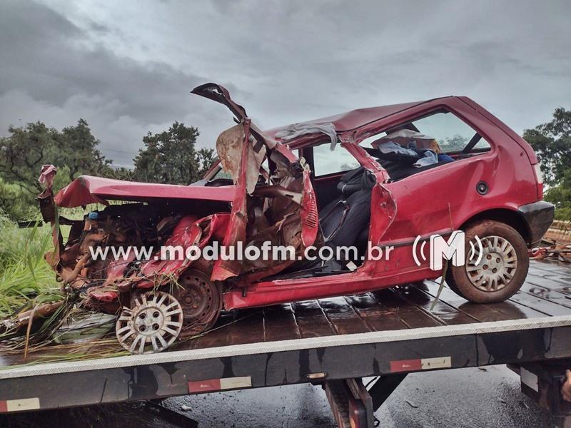 Imagem 2 do post Idoso morre ao ter carro atingido por caminhão em Monte Carmelo