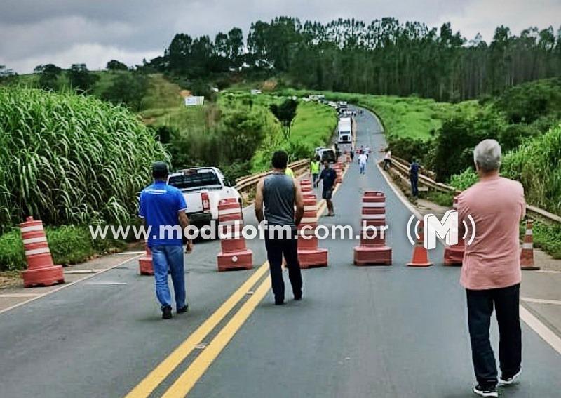 Veja o vídeo: Trânsito na BR-365 entre Patrocínio e Patos de Minas é interditado sem previsão de liberação