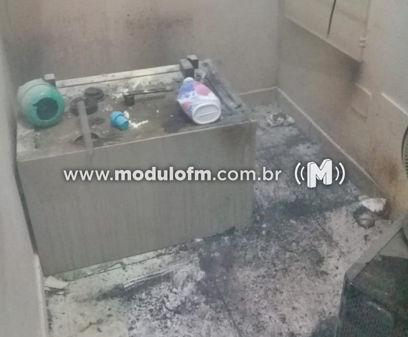 Criminosos abrem cofre e causam incêndio em loja de eletrodomésticos em Monte Carmelo