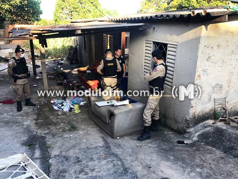 Imagem 1 do post Homem é achado morto, seminu e com golpes de machadinha