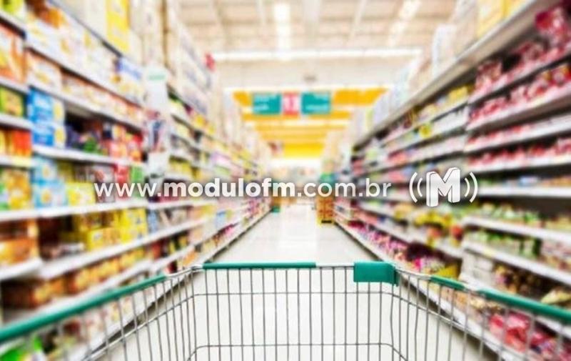 Homem é flagrado por câmera de supermercado escondendo mercadorias nas partes íntimas em Patrocínio