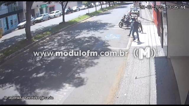 Ladrões furtam motocicleta após tentativa frustrada de levar outra...