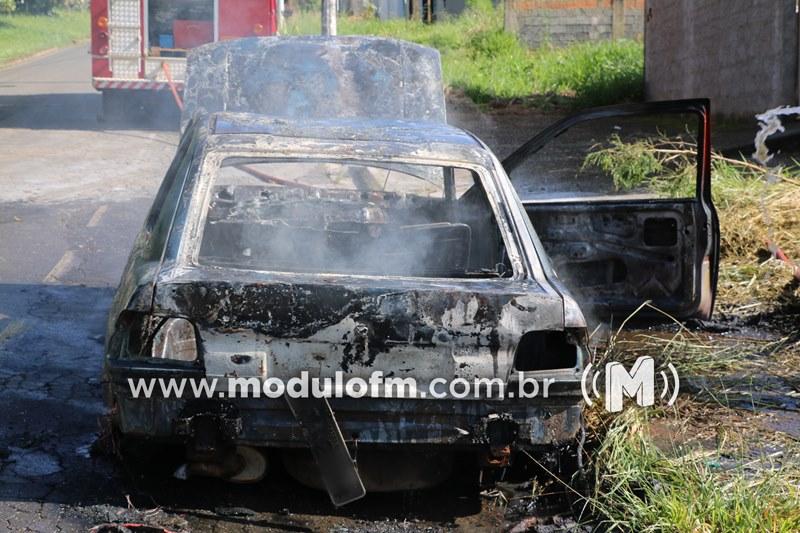 Imagem 9 do post Veja o vídeo: Carro fica destruído após pegar fogo em Patrocínio