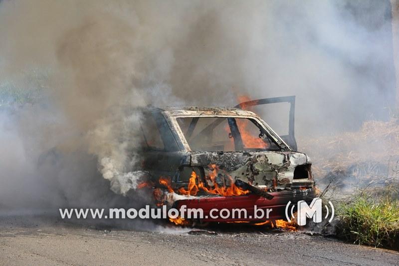 Imagem 5 do post Veja o vídeo: Carro fica destruído após pegar fogo em Patrocínio