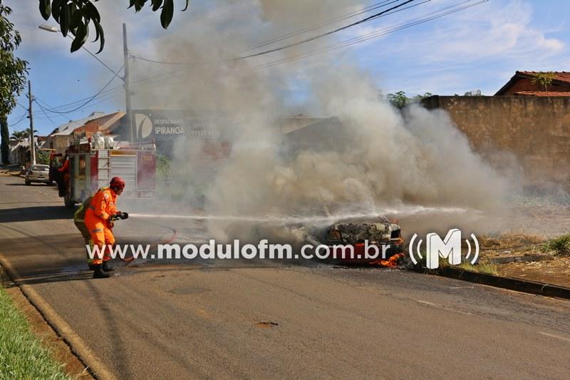 Imagem 4 do post Veja o vídeo: Carro fica destruído após pegar fogo em Patrocínio