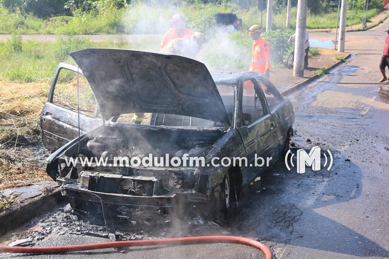 Imagem 6 do post Veja o vídeo: Carro fica destruído após pegar fogo em Patrocínio