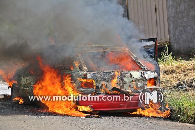 Imagem 2 do post Veja o vídeo: Carro fica destruído após pegar fogo em Patrocínio