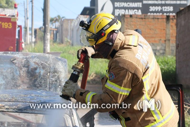 Imagem 7 do post Veja o vídeo: Carro fica destruído após pegar fogo em Patrocínio