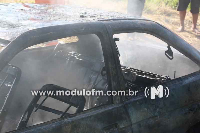 Imagem 10 do post Veja o vídeo: Carro fica destruído após pegar fogo em Patrocínio