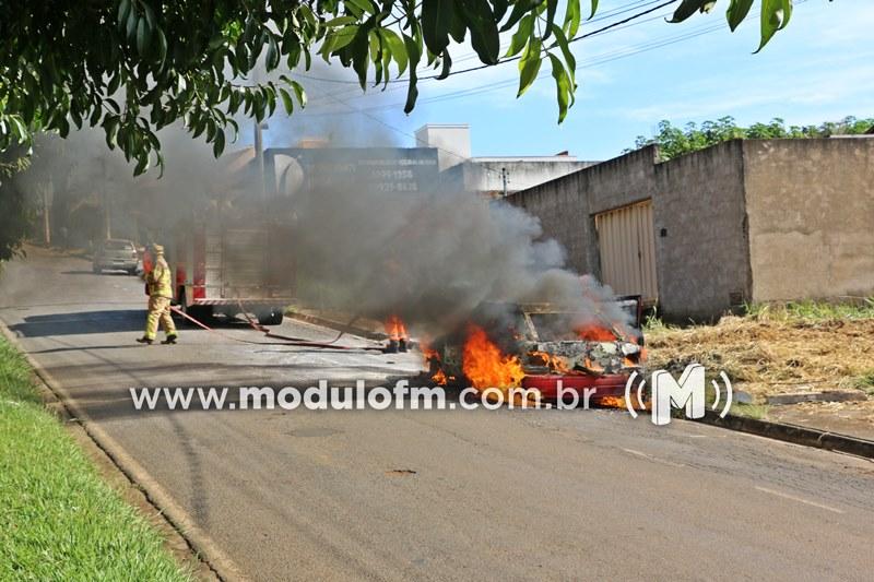 Imagem 1 do post Veja o vídeo: Carro fica destruído após pegar fogo em Patrocínio