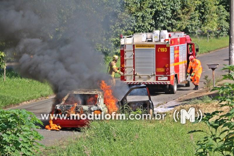 Veja o vídeo: Carro fica destruído após pegar fogo em Patrocínio