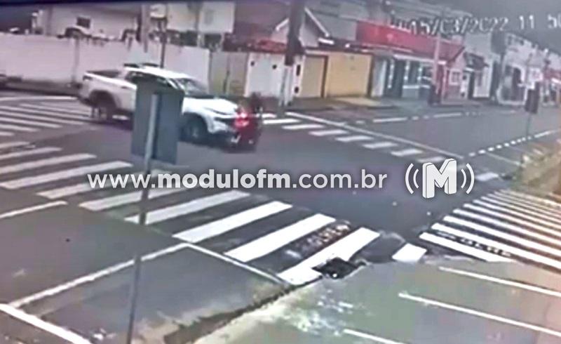 Veja o vídeo: Motorista não respeita a sinalização de “pare” e atinge motociclista em Patrocínio