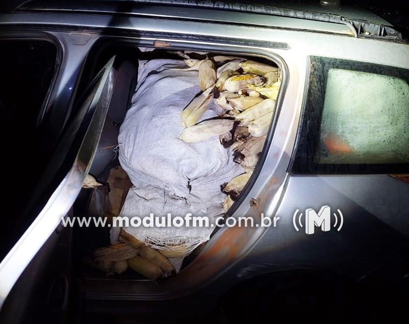 Imagem 2 do post Após ver a polícia, homem foge e abandona carro com sacos de milho