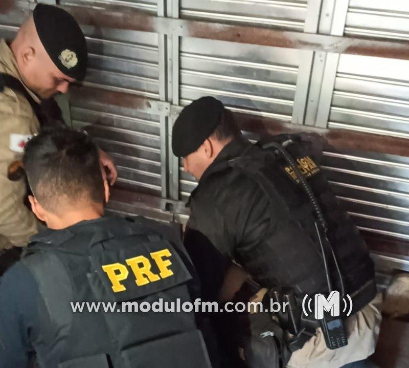 Imagem 3 do post Em ação integrada, PMMG, PRF e Comando de Policiamento Especializado (CPE) de Goiás apreendem mais de 60 kg de pasta base de cocaína na BR-365