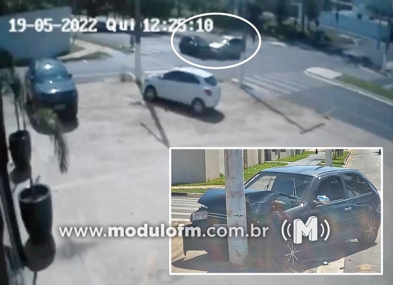 Veja o vídeo: Idosa avança cruzamento e atinge carro que bate em poste de iluminação pública