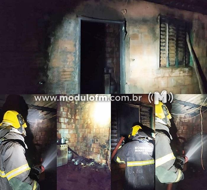 Corpo de Bombeiros combatem incêndio em casa em Macaúbas de Cima
