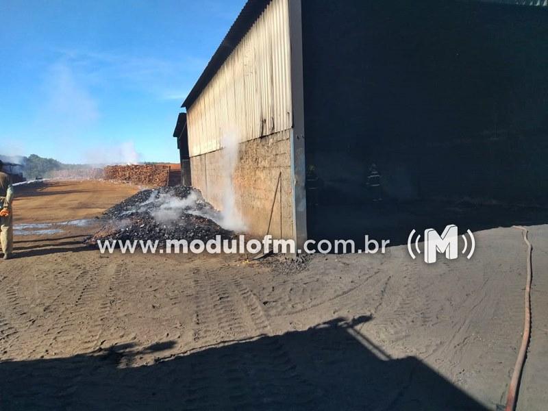 Imagem 2 do post Depósito de carvão pega fogo em fazenda