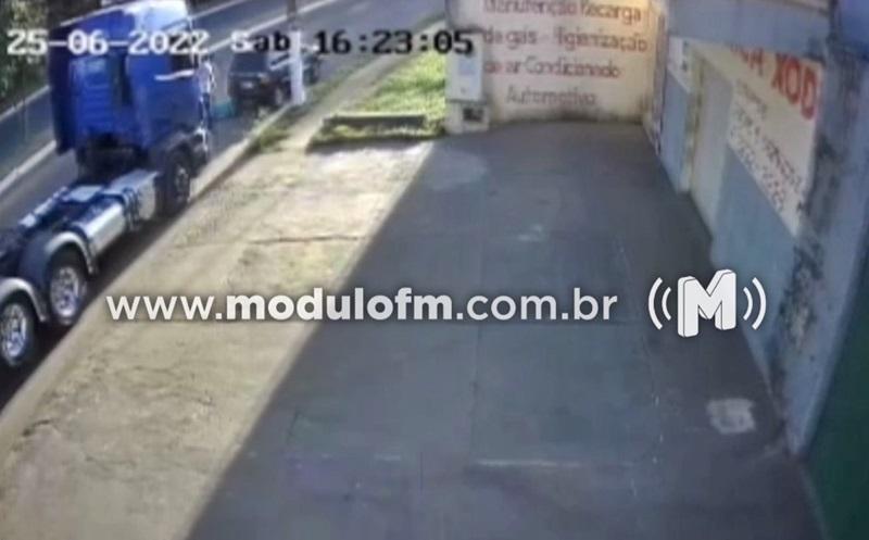 Veja o vídeo: Homem fica desacordado após ser espancado durante discussão no trânsito em Patrocínio