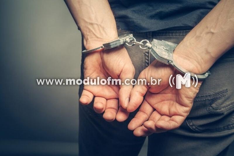 Dois homens suspeitos de traficar drogas são presos no bairro Serra Negra