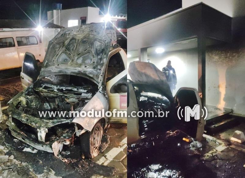 Incêndio destrói veículo na Secretaria Municipal de Obras em Patrocínio