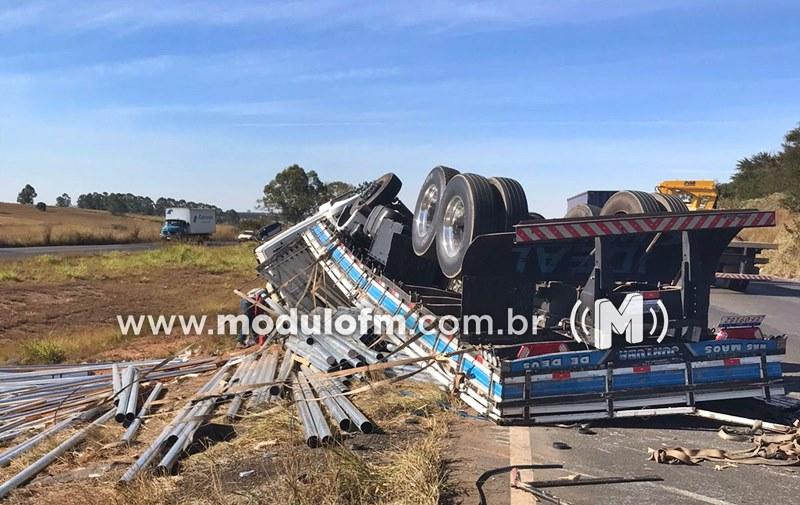 Imagem 2 do post Motorista perde controle de caminhão e veículo tomba no trevo da BR-365 com MG-230 em Patrocínio