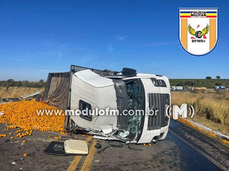 Imagem 1 do post Vídeo: Motorista perde o controle na curva e caminhão tomba na BR-146 em Serra do Salitre