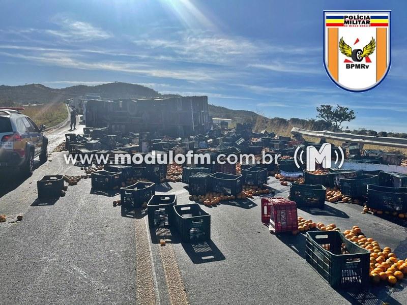 Imagem 2 do post Vídeo: Motorista perde o controle na curva e caminhão tomba na BR-146 em Serra do Salitre