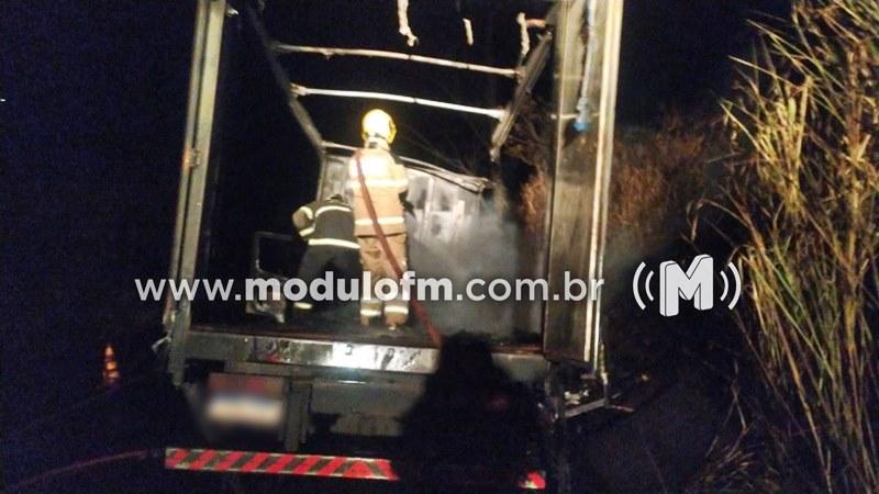 Caminhão carregado mesas de bilhar fica destruído após pegar fogo na BR-365, em Patrocínio