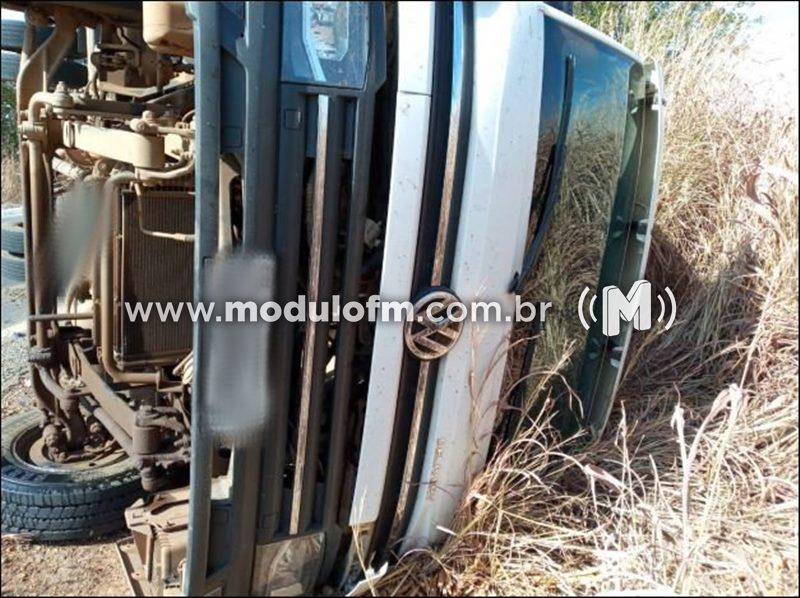 Imagem 4 do post Caminhão com placas de Patrocínio tomba após motorista cochilar e perder controle na MG-410 em Lagoa Grande