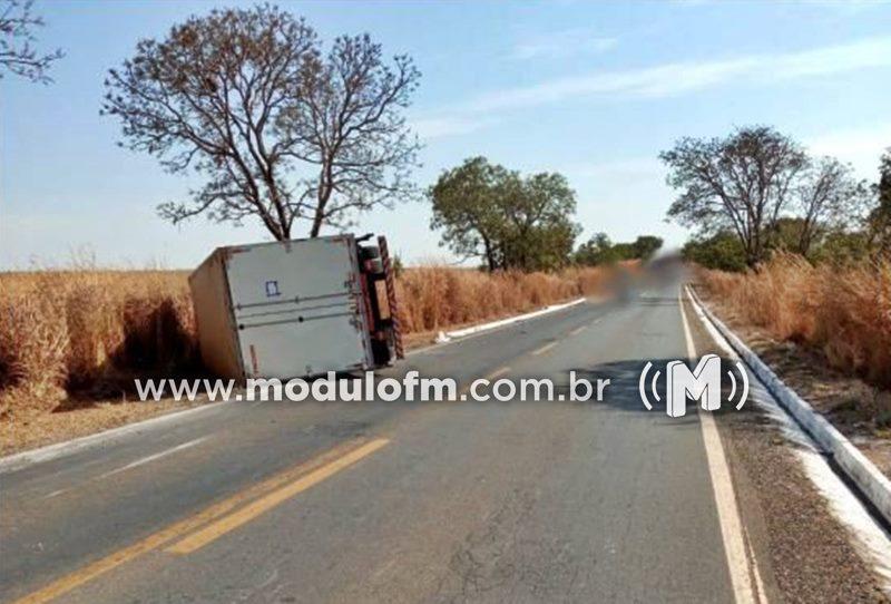 Caminhão com placas de Patrocínio tomba após motorista cochilar e perder controle na MG-410 em Lagoa Grande