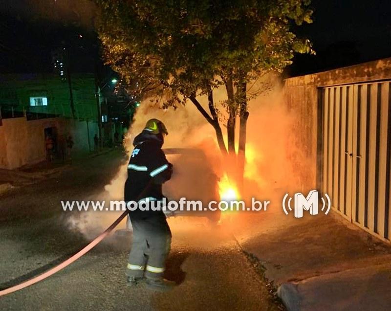 Imagem 3 do post Chamas de carro que pegou fogo atinge fiação pública e deixa residência sem energia em Patrocínio