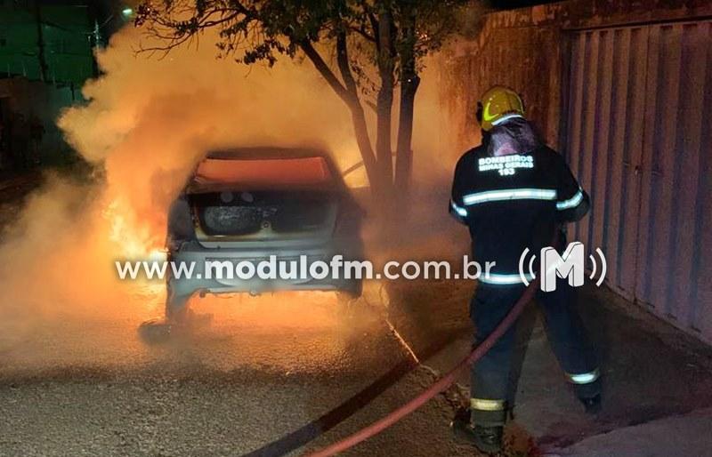 Chamas de carro que pegou fogo atinge fiação pública e deixa residência sem energia em Patrocínio