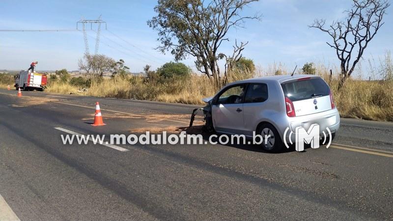 Imagem 2 do post Colisão frontal entre dois carros deixa feridos na BR-365 em Patrocínio