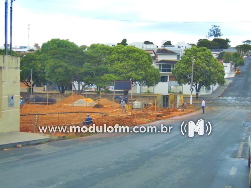 Imagem 1 do post Escavadeira tomba e destrói muro da escola Casimiro de Abreu; ninguém se feriu