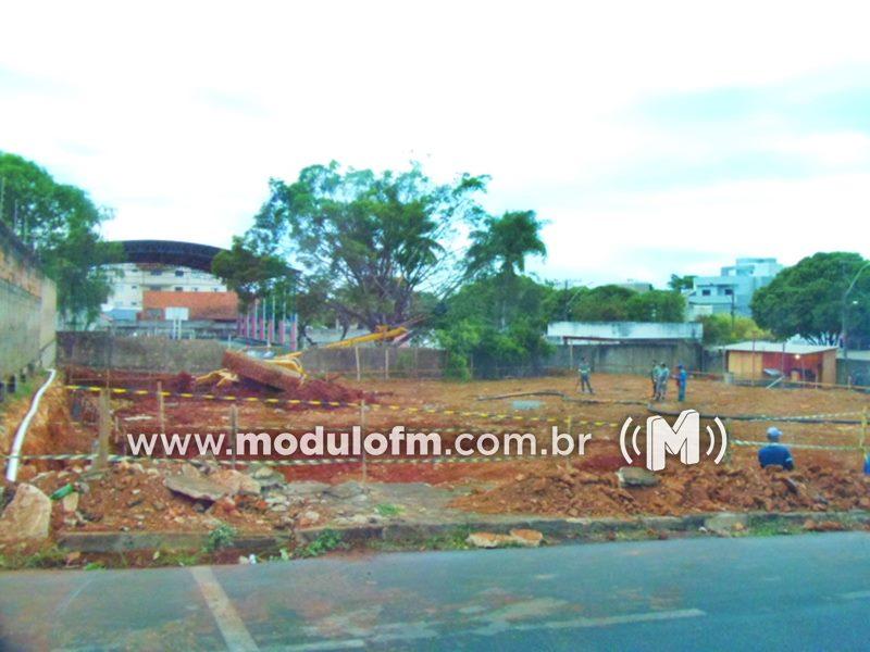 Imagem 3 do post Escavadeira tomba e destrói muro da escola Casimiro de Abreu; ninguém se feriu