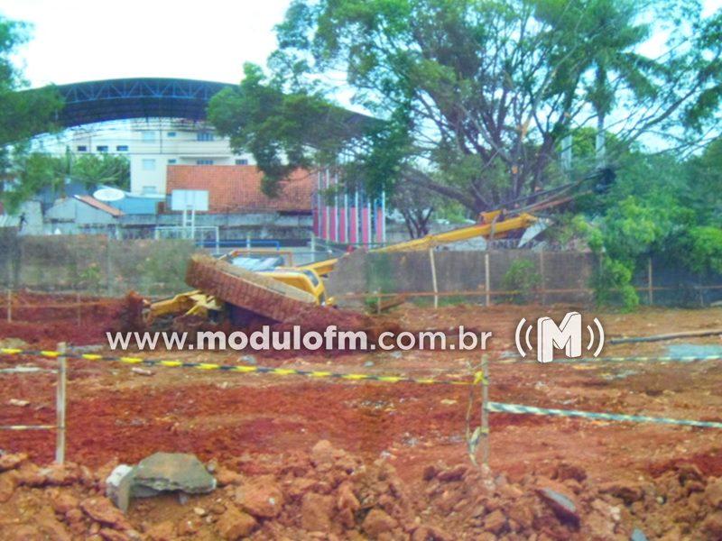 Imagem 2 do post Escavadeira tomba e destrói muro da escola Casimiro de Abreu; ninguém se feriu
