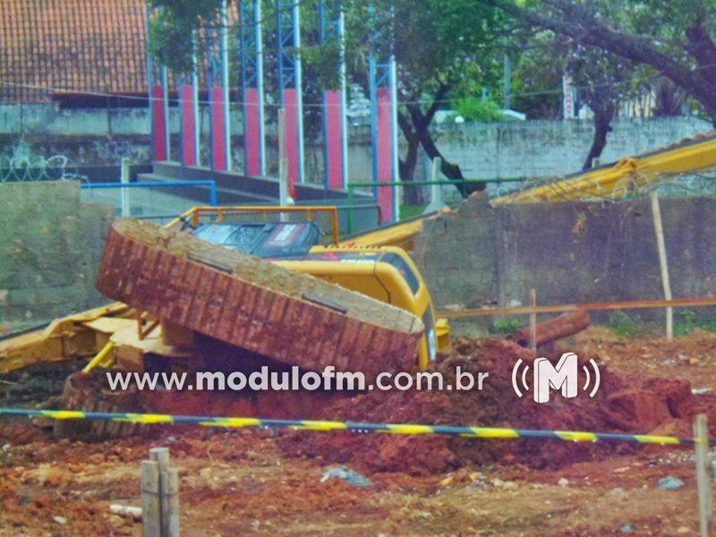 Escavadeira tomba e destrói muro da escola Casimiro de Abreu; ninguém se feriu