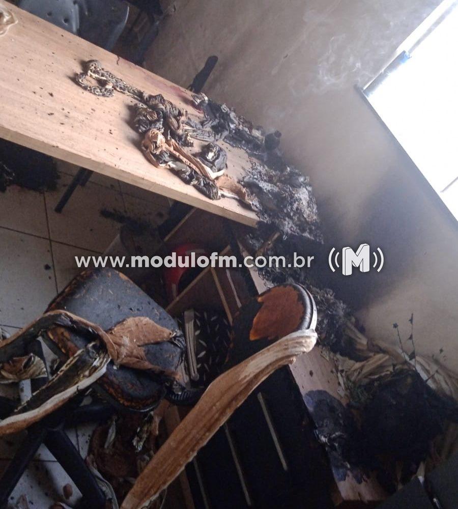 Imagem 5 do post Ex-policial penal é preso suspeito de atentado com incêndio e ameaçar advogada em Monte Carmelo