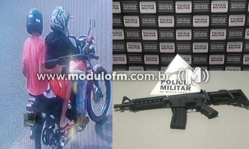Jovens que ostentavam fuzil falso em moto acabam presos em Monte Carmelo