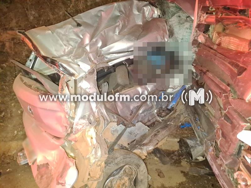 Imagem 1 do post Morador de Douradoquara morre após colidir em duas carretas na MG-190