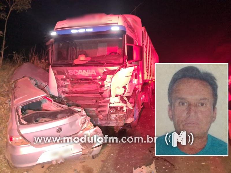 Morador de Douradoquara morre após colidir em duas carretas na MG-190