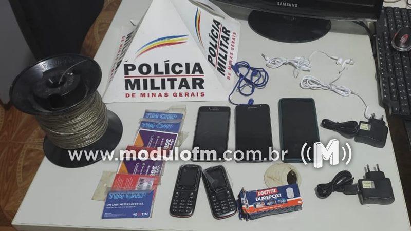 Dois jovens são detidos em São João da Serra Negra com celulares que seriam levados para Penitenciária de Patrocínio