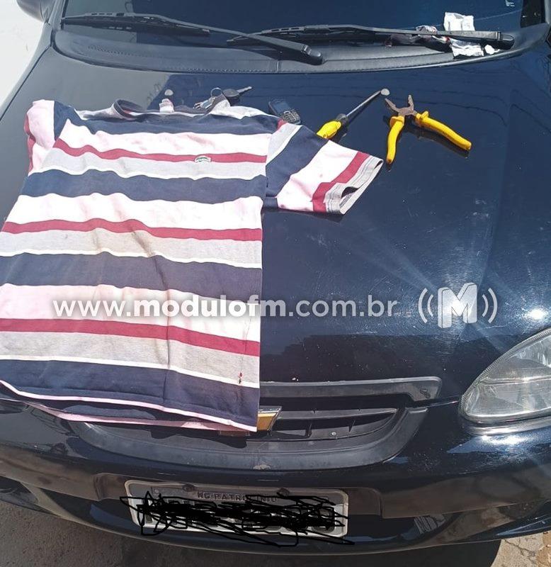 Homem comete roubo e tenta escapar da Polícia cobrindo a placa de carro com camiseta