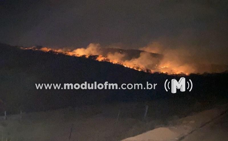 Imagem 2 do post Incêndio atinge o entorno da Serra do Cristo em Patrocínio