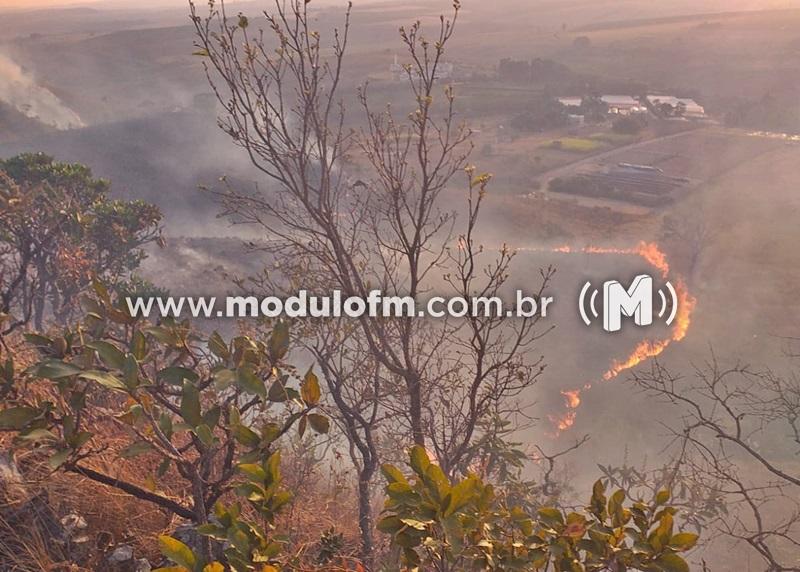 Incêndio atinge o entorno da Serra do Cristo em Patrocínio