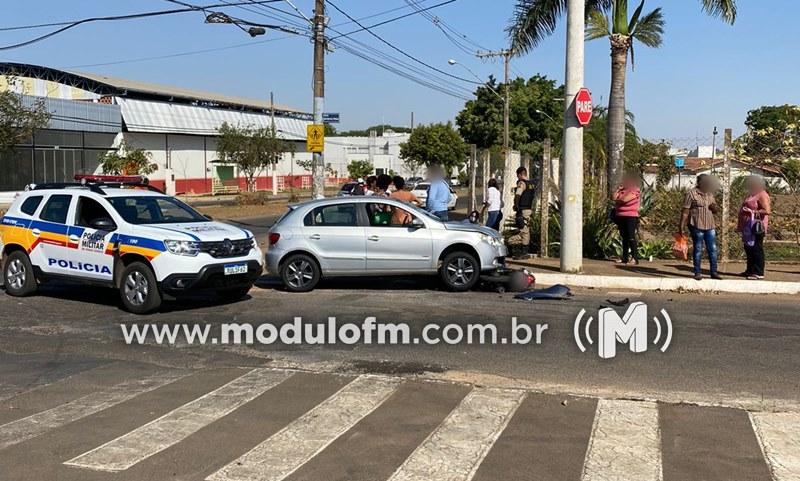 Imagem 2 do post Motocicleta vai parar debaixo de carro e motociclista fica ferida em acidente no bairro Santo Antônio