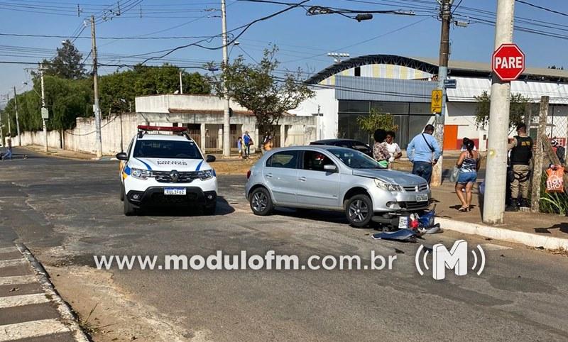 Imagem 1 do post Motocicleta vai parar debaixo de carro e motociclista fica ferida em acidente no bairro Santo Antônio