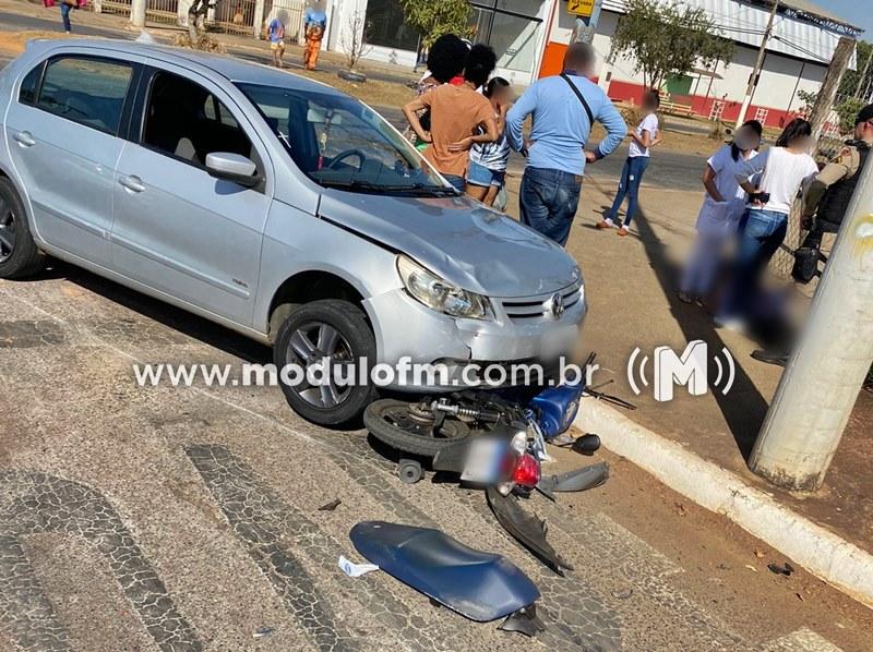 Motocicleta vai parar debaixo de carro e motociclista fica ferida em acidente no bairro Santo Antônio